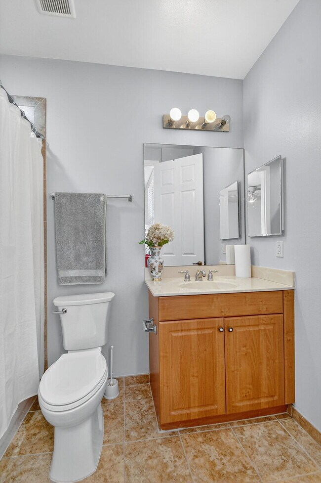 Building Photo - 9167 Oak Alley Dr