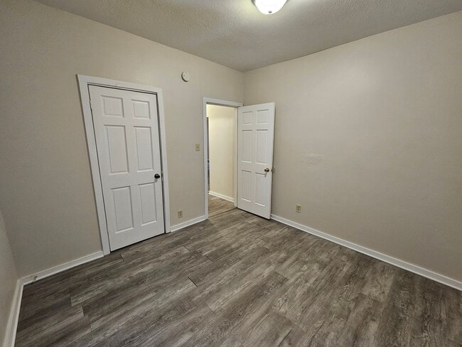 Building Photo - Clean 2 bedroom, 1 bath.