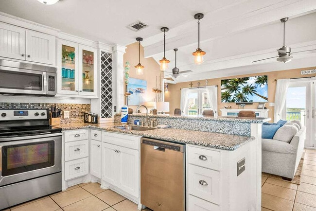 Building Photo - 165 Beach View