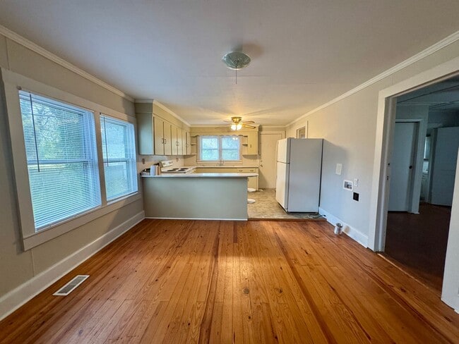 Building Photo - Move in Ready!