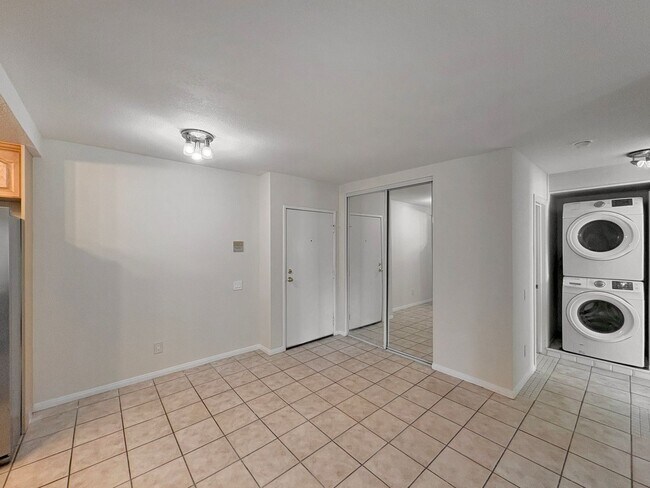 Building Photo - SD: Comfortable 2BD/2BA Condo in Golden Hill with A/C, Reserved Parking & In-Unit Laundry