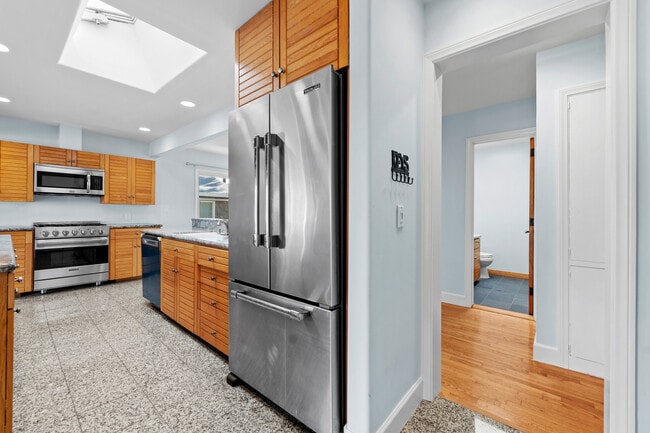 Building Photo - 425 Neptune Ave