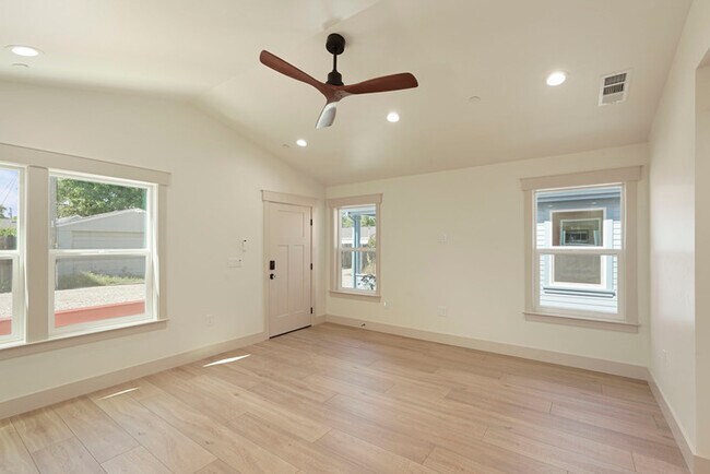 Building Photo - Beautifully Built 2/1 in North Oak Park Close to UC Davis + McGeorge Law School!