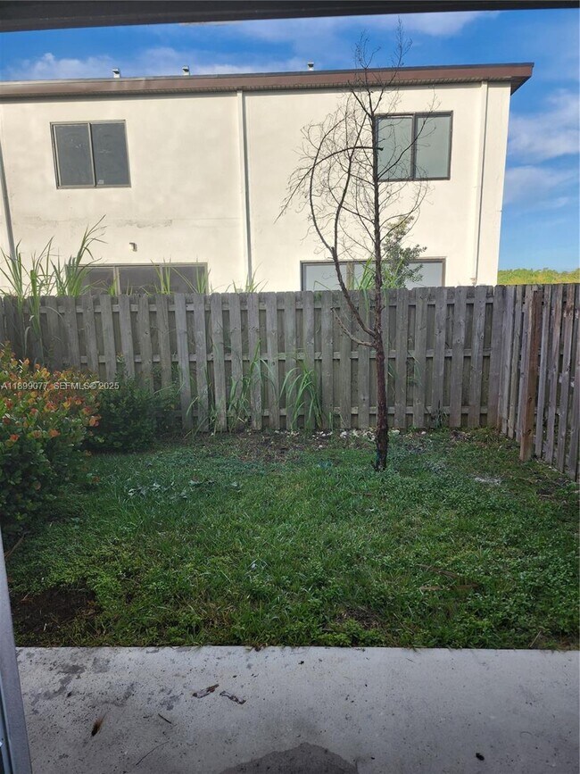 Building Photo - 452 NW 12th Pl