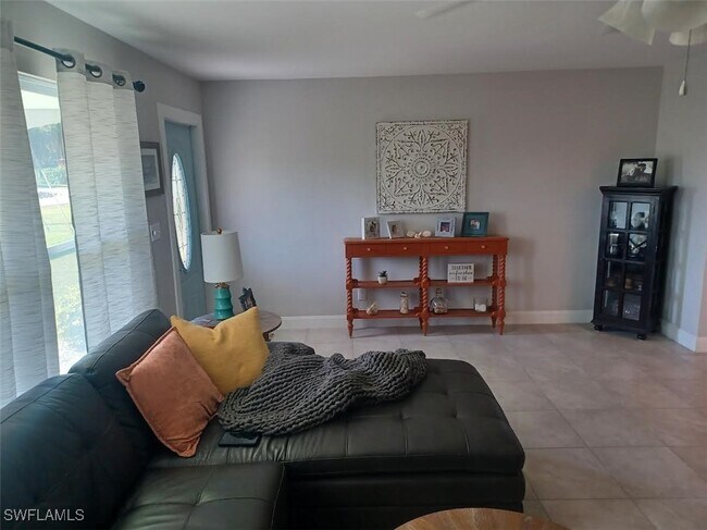 Building Photo - 893 E Valley Dr