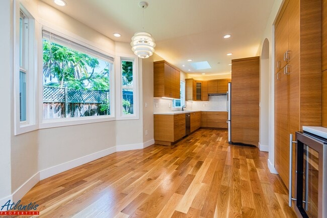Building Photo - Gorgeous Mountain View Home Near Downtown