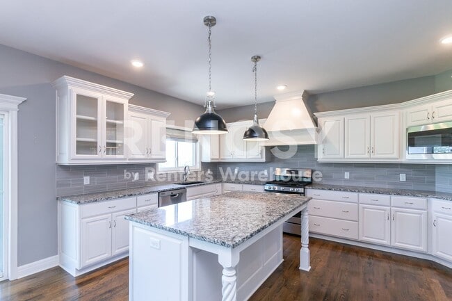 Building Photo - Kansas City North 4 Bed 3.5 Bath Home