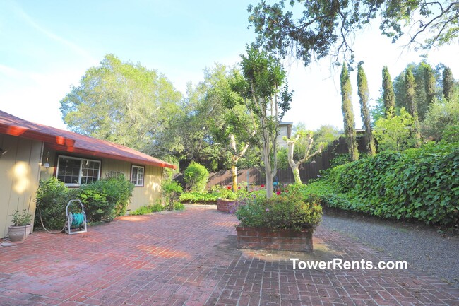 Building Photo - Santa Rosa: 3 bedroom, 2 1/2 bath Home wit...
