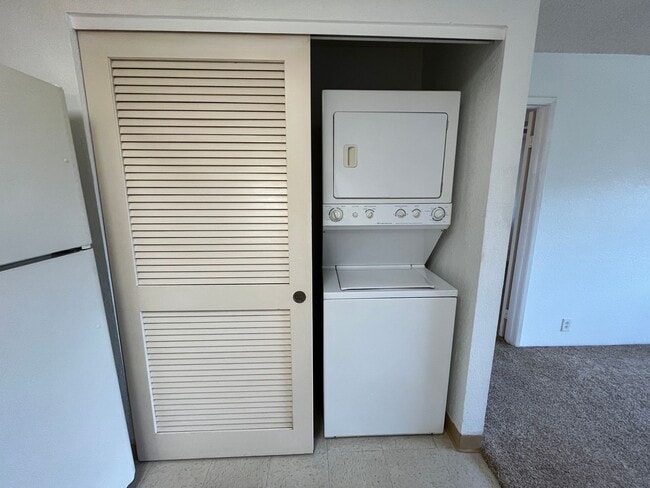 Building Photo - Ihona (Waipahu/Waipio) - Upstairs 1 Bedroo...