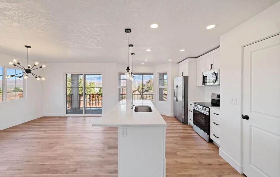 Kitchen & Dining Room - 2280 W Vista Ct