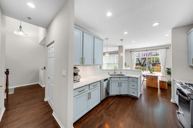 Building Photo - 1472 N Pinehurst Dr