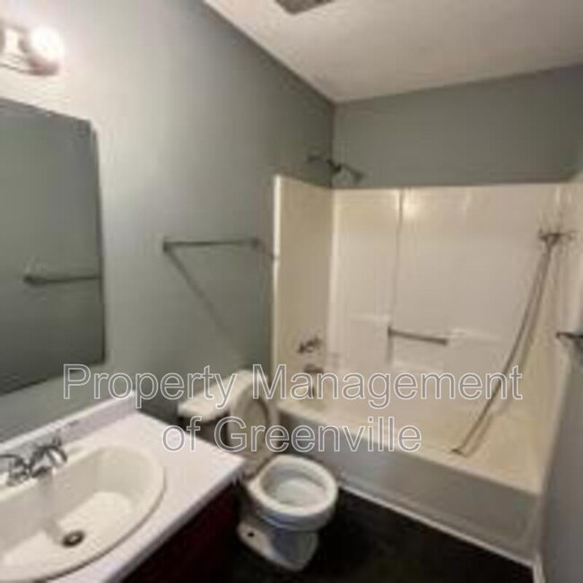 Building Photo - 212 Cavalier Dr