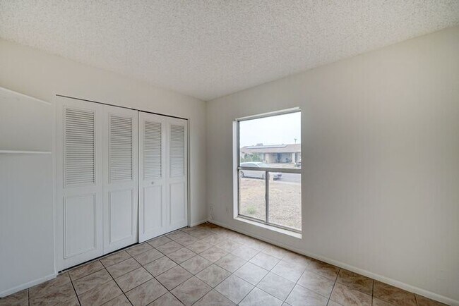 Building Photo - COMING SOON! 4 Bedroom 2 Bath Home in Phoenix!