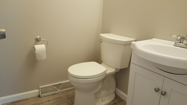Building Photo - Spacious 3 Bedroom, 1 Bath Townhome in Hav...