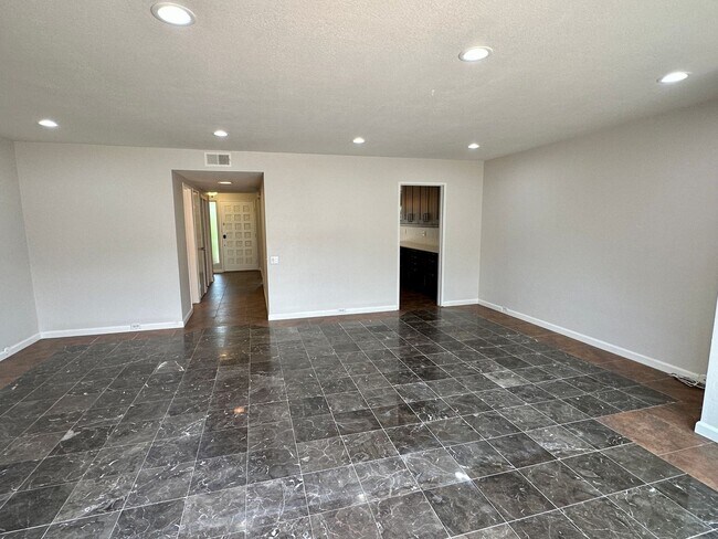 Building Photo - 3266 Loma Riviera Dr