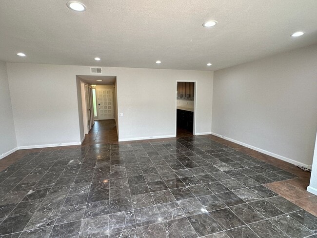 Building Photo - Spacious, Upgraded, 3 Bedroom 2.5 Bath Con...