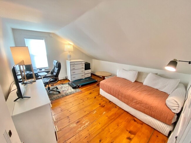 Building Photo - 3 Bedroom House Colchester Available 8/15