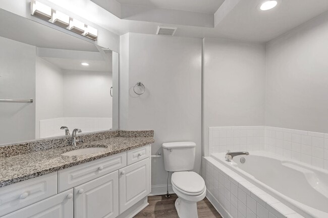 Building Photo - Luxurious 2 Level 2 Bedroom + Den 3 Bathro...