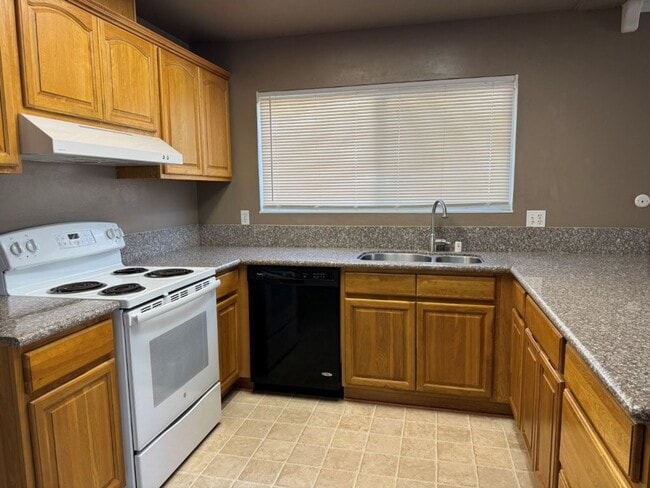 Building Photo - Charming 3 Bedroom Home with Foothill Views