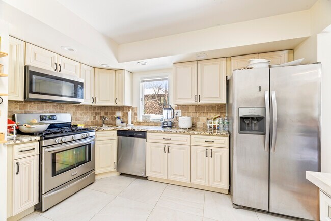 Building Photo - 446 Roedel Plz