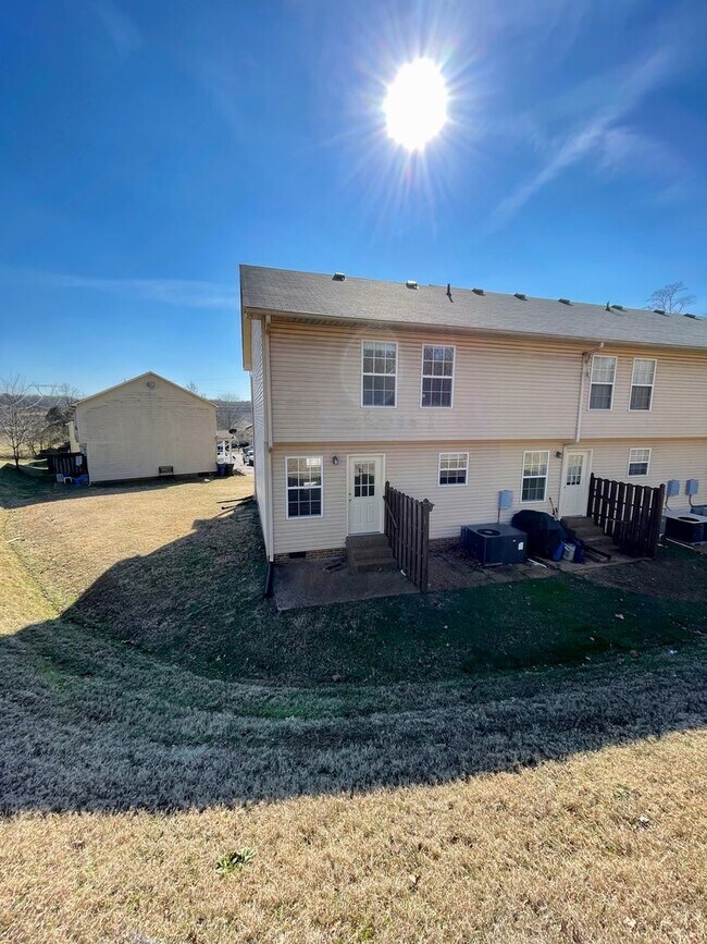 Building Photo - Renovated Three Bedroom Columbia Townhome!!