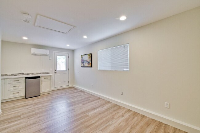 Building Photo - Amazing Studio Unit of a Triplex in Sunnyvale