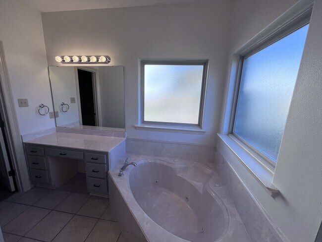 Building Photo - 29 Oak Crest Dr