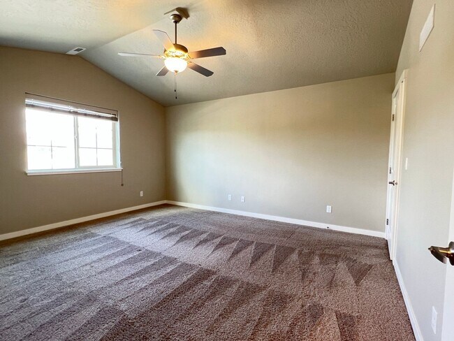 Building Photo - Beautiful 4 bed 2.5 bath Blackrock home in the Verado Subd just off N Locust Grove and Ustick Rd