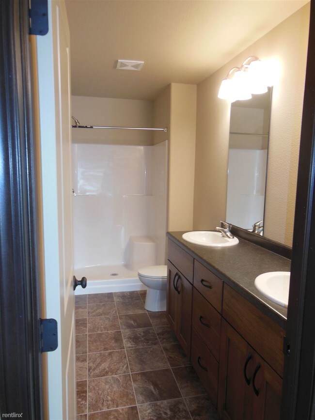 Building Photo - 3 br, 3 bath Townhome - Evelyn Acres