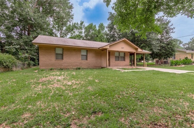 Building Photo - 107 Town and Country Dr