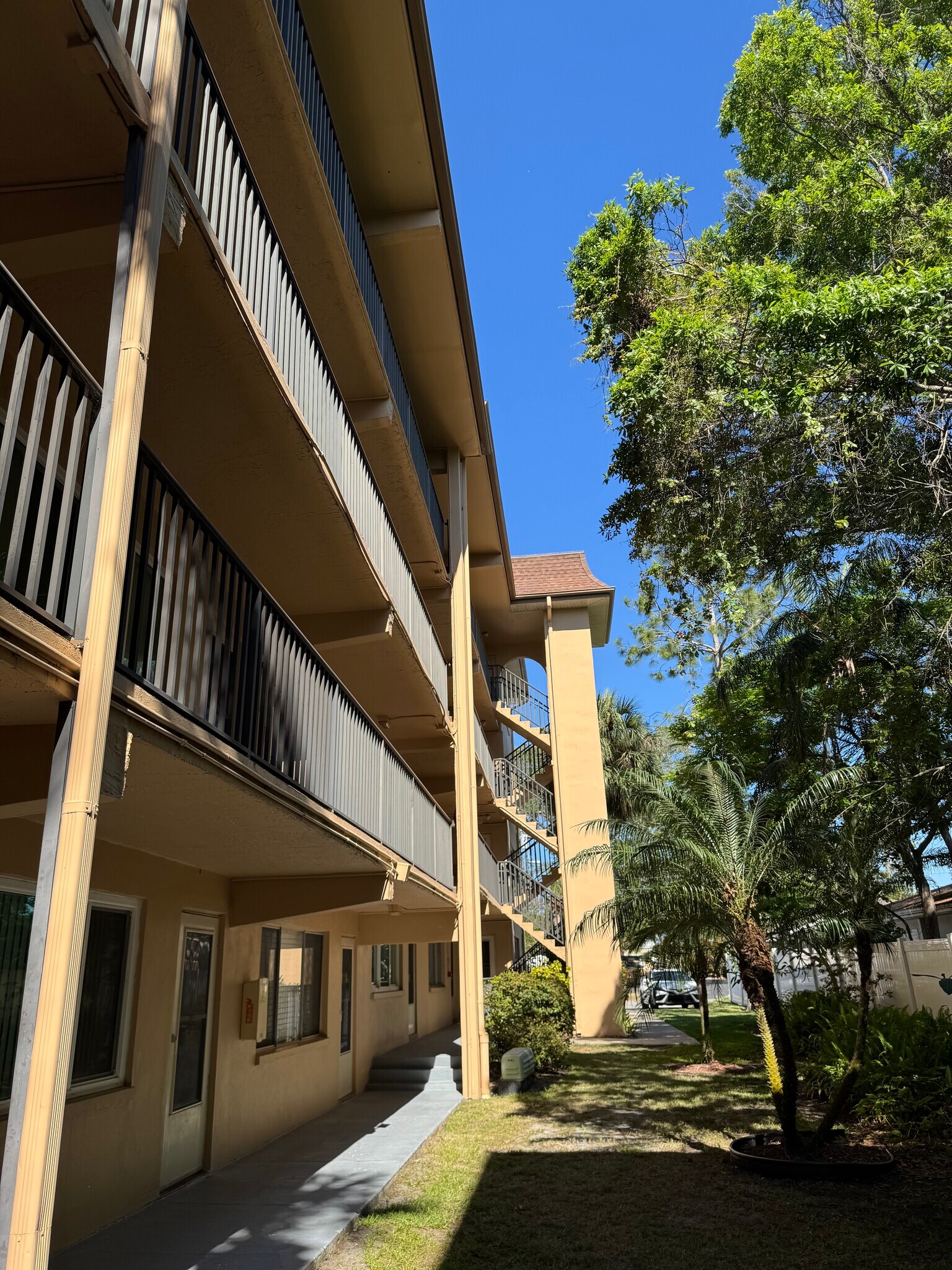 Building Photo - 2525 West Bay Dr