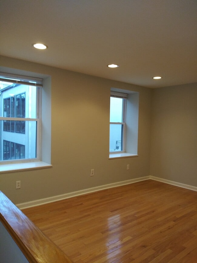 Building Photo - 733 Carpenter St