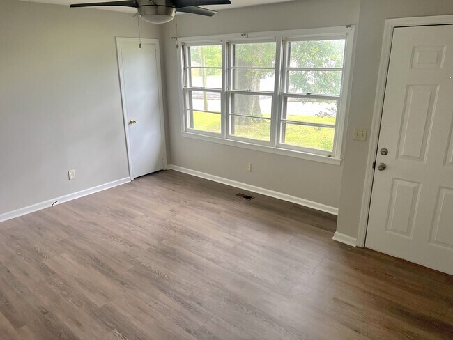 Building Photo - 2BD/1BA Close to UAH