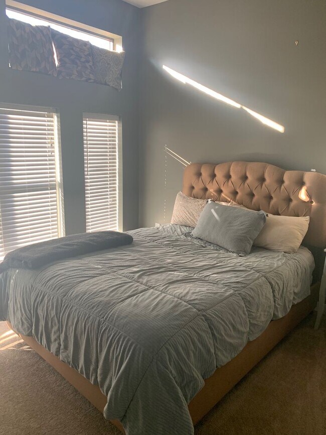 Building Photo - 2125 Southend Dr