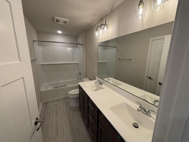 Building Photo - 670 Lambert Dr