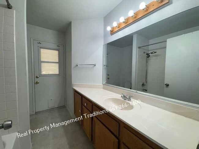 Building Photo - Charming 3 + 2 in East Palmdale home