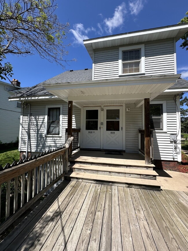 Building Photo - Great 3 Bed 1 Bath close to Water St. and UWEC! Available June 1st!