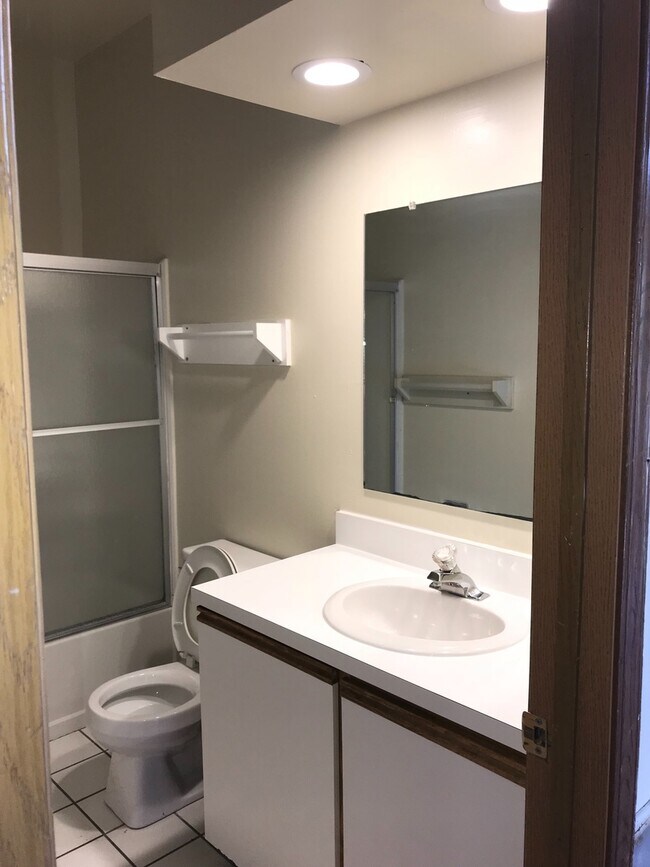 Building Photo - OSU North Campus 5 bedroom 2 bath apartment