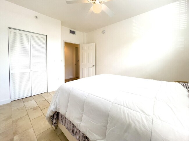 Building Photo - 1900 Van Buren St