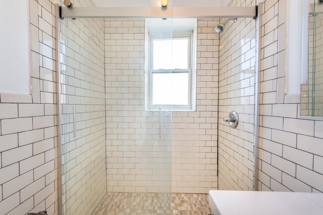 Building Photo - 6114 Highland Pl