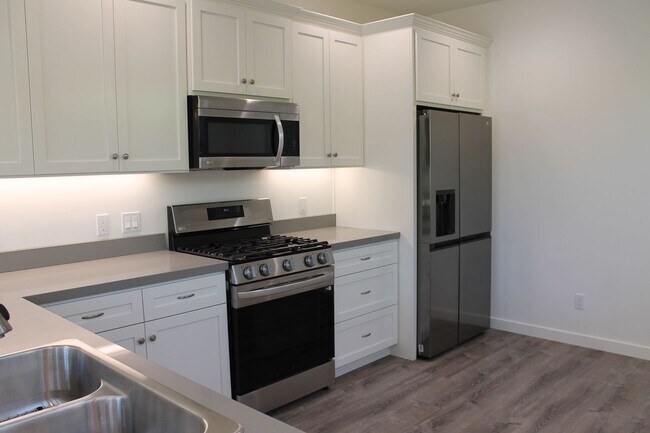 Building Photo - New and clean rear unit in duplex