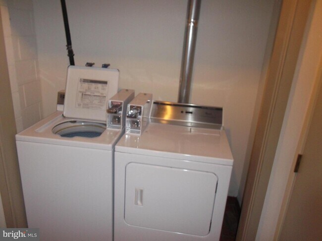 Building Photo - 1032 N Easton Rd