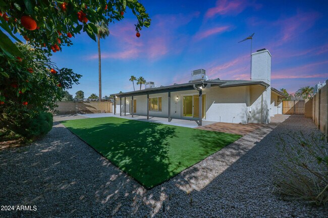 Building Photo - 5423 E Justine Rd
