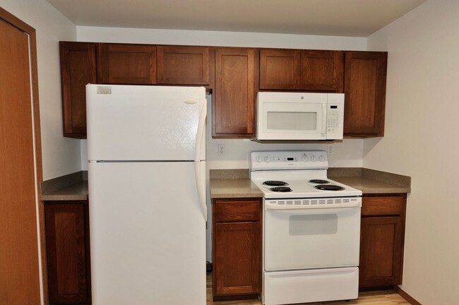 Building Photo - 2 bed 1 bath apartment (4plex building)