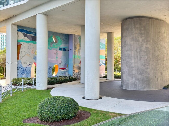 Building Photo - 460 NE 28th St