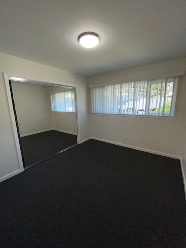 Building Photo - Upstairs beautifully renovated 1 bedroom 1...
