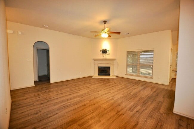 Building Photo - FOR LEASE! (Available October 20th) Spacio...