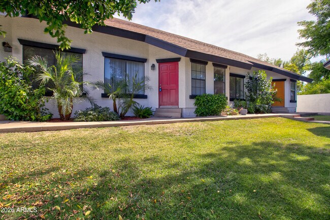 Building Photo - 2215 W Augusta Ave