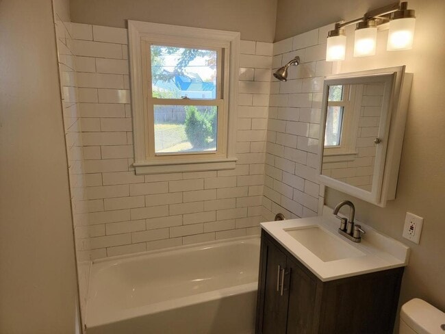 Building Photo - 5105 NE 44th St