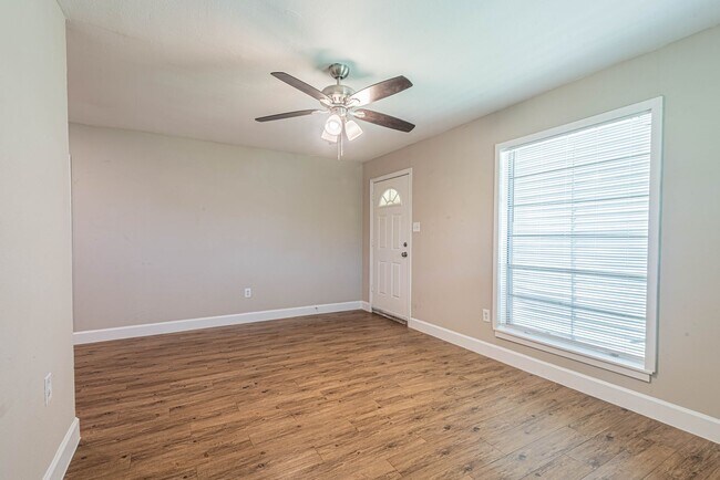 Building Photo - 128 N Washington St